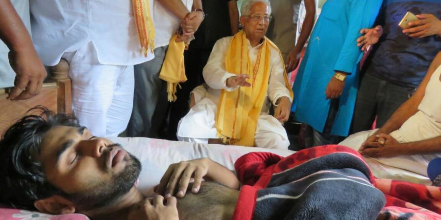 আহত শুভংকৰৰ কাষত প্ৰাক্তন মুখ্যমন্ত্ৰী তৰুণ গগৈ, ফটোঃ ধনঞ্জয় নাথ আহত শুভংকৰৰ কাষত প্ৰাক্তন মুখ্যমন্ত্ৰী তৰুণ গগৈ, ফটোঃ ধনঞ্জয় নাথ