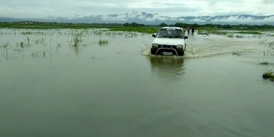 বানে পথ-পথাৰ একাকাৰ কৰা নগাঁৱৰ এটি দৃশ্য, ফটোঃ জয়দীপ লস্কৰ বানে পথ-পথাৰ একাকাৰ কৰা নগাঁৱৰ এটি দৃশ্য, ফটোঃ জয়দীপ লস্কৰ