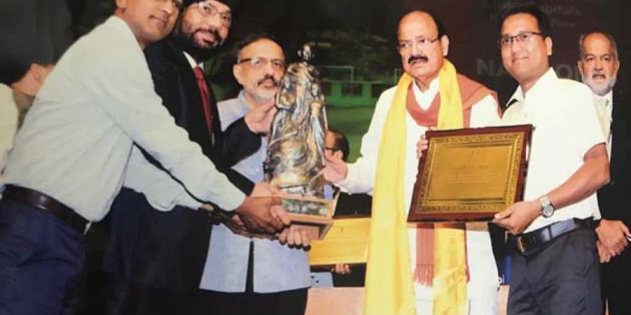 ভেংকায়া নাইডুৰ পৰা বঁটা গ্ৰহণৰ মুহূৰ্তত নগাঁৱৰ উপায়ুক্ত ভেংকায়া নাইডুৰ পৰা বঁটা গ্ৰহণৰ মুহূৰ্তত নগাঁৱৰ উপায়ুক্ত